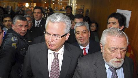 Garzón, insultado por simpatizantes de Videla a la salida del juicio al ex dictador