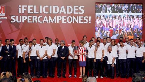 Unos 5.000 atléticos animan a los «Supercampeones» en la Puerta del Sol