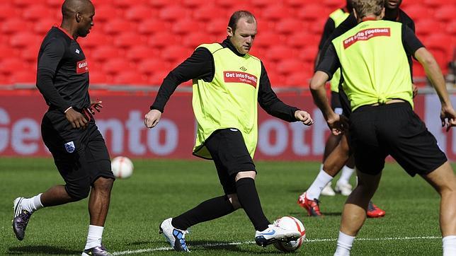 Acusan a Rooney de engañar a su esposa embarazada con una prostituta