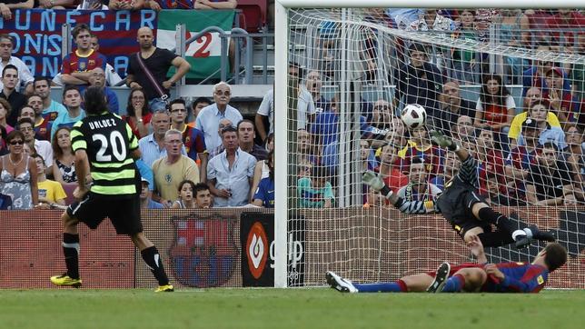 Senyera a media asta en el Camp Nou