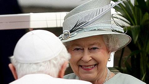 Isabel II, obligada a ceder el control de sus finanzas al Gobierno