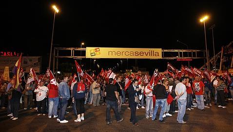 Los piquetes logran paralizar la actividad en Mercamadrid y Mercasevilla