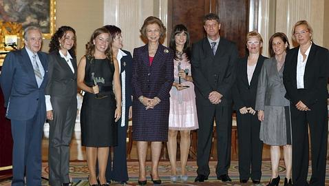 La Reina entrega los Premios a la Acción Magistral 2010 a dos colegios de Melilla y Alcalá de Henares
