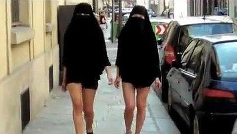 Vídeo: Protestan por las calles de París con el «niqabitch», un velo con minifalda