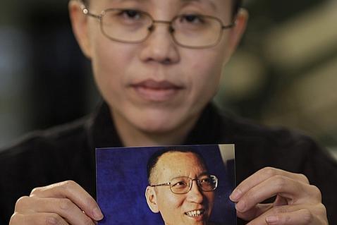 La esposa del Nobel de la Paz chino se reúne por fin con él en la cárcel