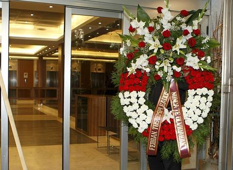 Coronas de flores para Díaz Ferrán