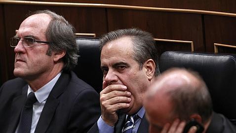 El PSC, en horas bajas, pierde peso en el Gobierno de Zapatero