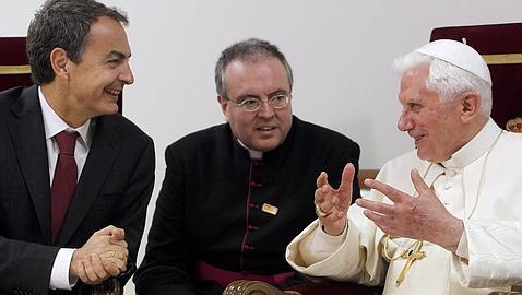 El Papa se despide abrazando «a todos los españoles»