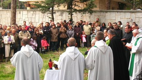 Los monjes del Valle de los Caídos salen fuera para decir misa
