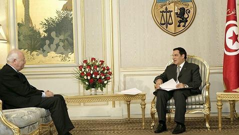 Zapatero envía a Moratinos a Argel en plena crisis del Sahara