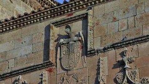 Dañan un escudo de los Reyes Católicos al confundirlo con un símbolo franquista