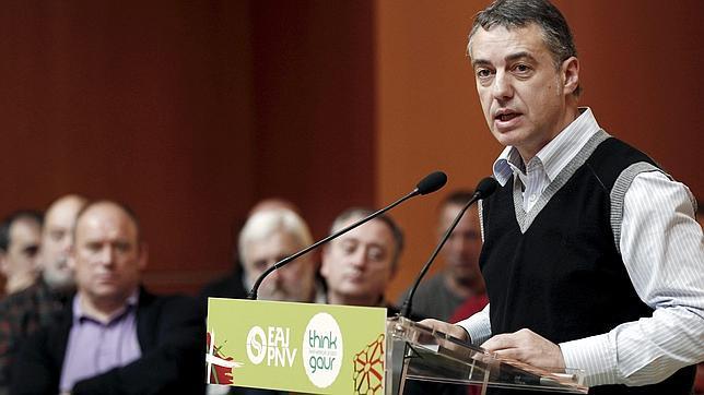 Urkullu percibe en Eguiguren y López «un doble juego» sobre el final de ETA