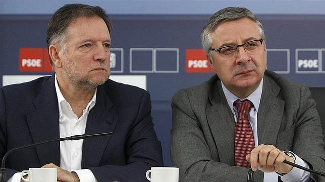 El PSOE se atrinchera en Ferraz, y Zapatero, en Moncloa, para seguir el recuento