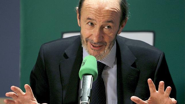 Rubalcaba niega que se obligase a trabajar a los controladores a punta de pistola