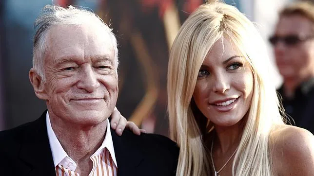 El fundador de «Playboy» anuncia su boda con una joven 60 años menor que él
