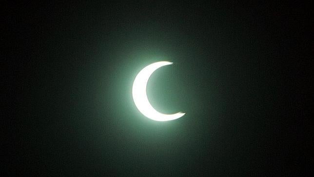 Un eclipse esconderá el Sol la mañana del próximo martes: las claves para observarlo