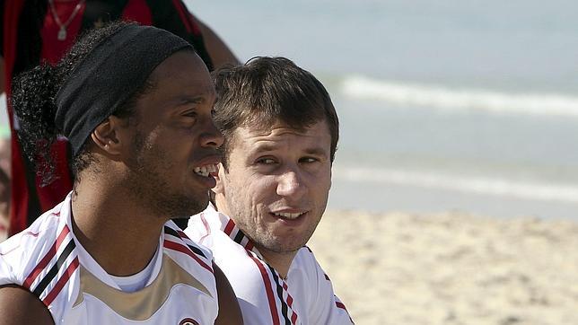 Ronaldinho, con un pie fuera del Milan