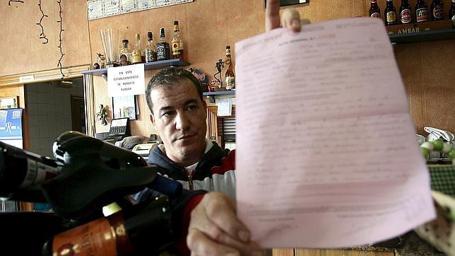 Un bar de Castellón se rebela contra la ley del tabaco