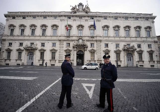 La Justicia decidirá si sienta a Berlusconi en el banquillo