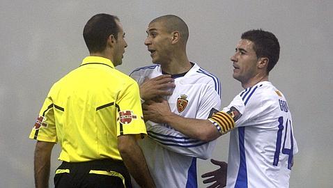 El árbitro la lió entre la niebla de Zaragoza