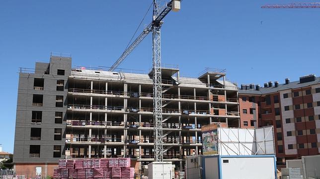 La compraventa de viviendas moderó su caída en noviembre