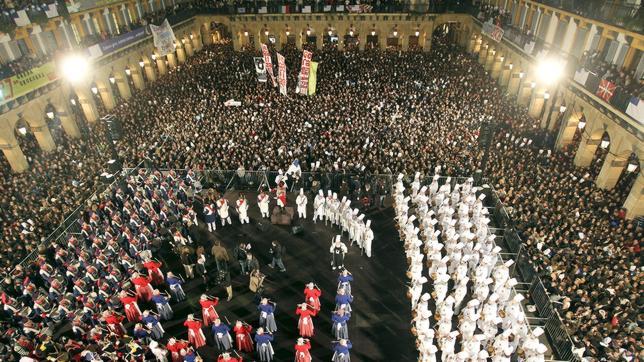 Arranca la fiesta grande de San Sebastián con la tradicional izada de bandera