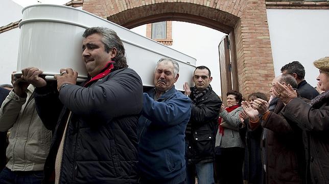 Cientos de vecinos despiden a la niña de Malaga hallada muerta en una depuradora