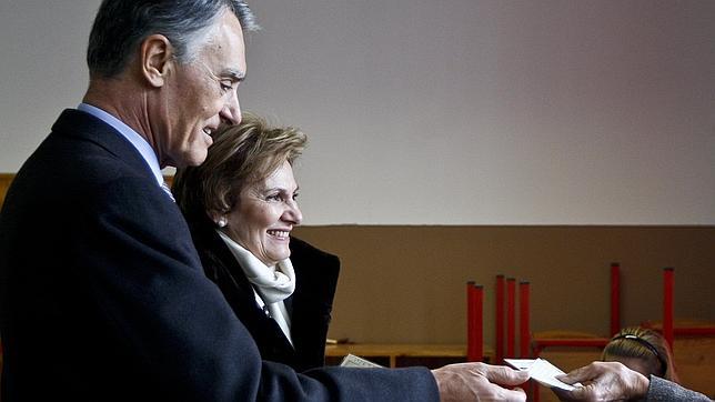 Cavaco pide a los portugueses que «no dejen de votar» en las presidenciales
