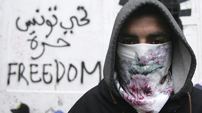 Miles de personas exigen en Túnez la ruptura definitiva con el anterior régimen