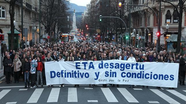 Una manifestación en Bilbao exige a ETA su «final definitivo y sin condiciones»
