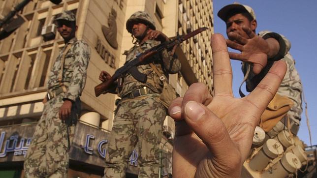 El Ejército legitima la revuelta contra Mubarak