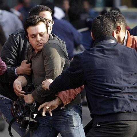 Agredidos en El Cairo los enviados especiales de TV3, RAC1 y «La Vanguardia»