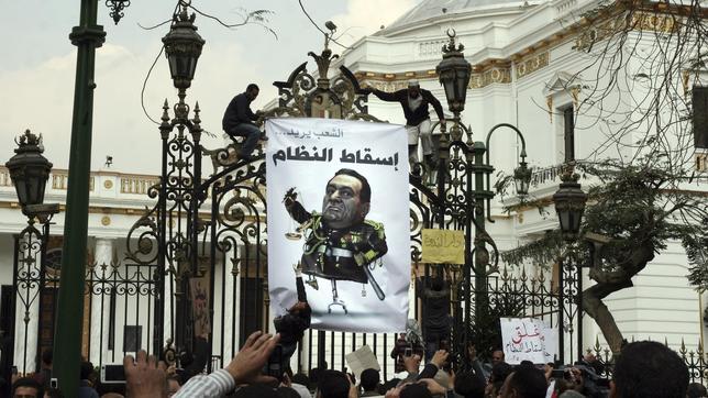 Mubarak accede a retirar de la Constitución parte del blindaje del que disfruta el presidente