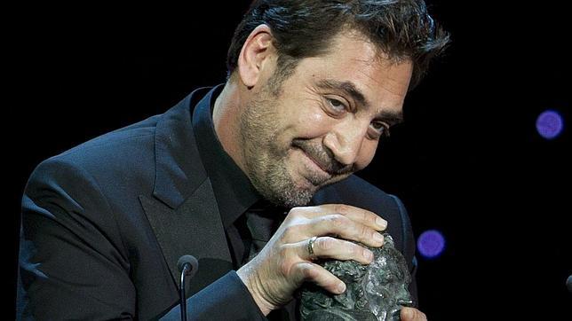 Javier Bardem dedica el Goya a Penélope Cruz y a su hijo: «Por despertarme todos los días el corazón y la sonrisa»