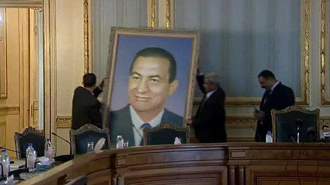 El Ejército egipcio se concede seis meses para desmontar la dictadura
