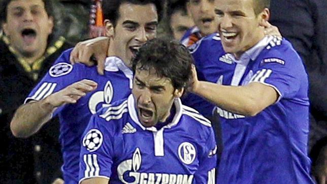 Raúl supera a Müller y se convierte en el máximo goleador europeo de la historia