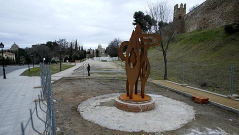 Sánchez Garrido dona una escultura a la ciudad