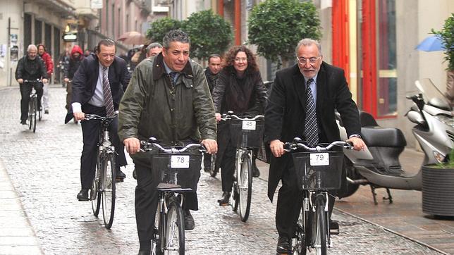 Prioridad a las bicis frente a los coches en el centro de las calles de un sentido