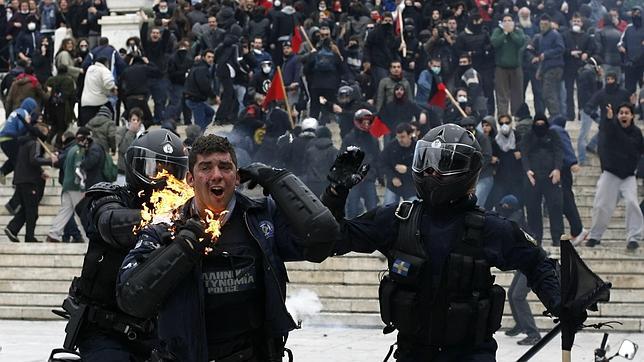 Choques entre agentes y manifestantes en Grecia en la mayor protesta desde diciembre de 2008