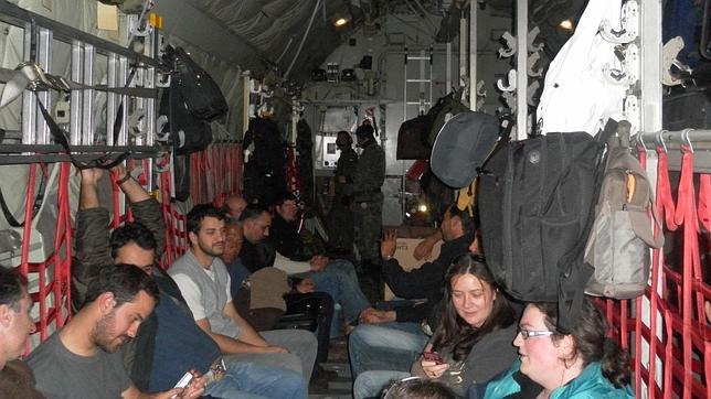 Españoles atrapados en Libia escapan en un avión portugués ante la lentitud de la diplomacia