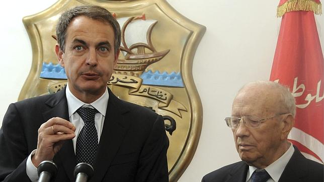 «Le Monde» agradece a Zapatero que haya llenado un «vacío» europeo con su viaje a Túnez