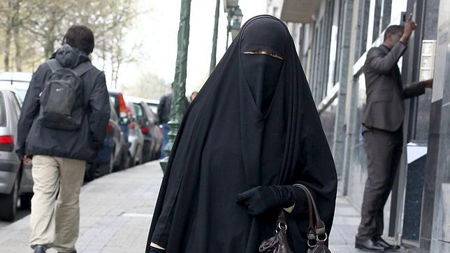 La Generalitat aspira a prohibir el burka en toda Cataluña