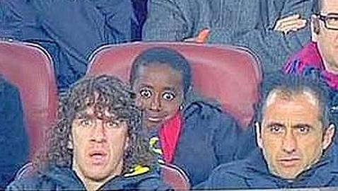 El niño detrás de Puyol ya tiene miles de fans