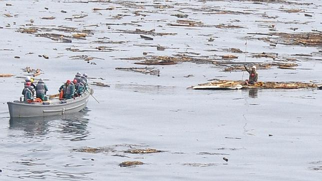 Un japonés, rescatado después de aguantar dos días sobre un tejado a 15 kilómetros mar adentro