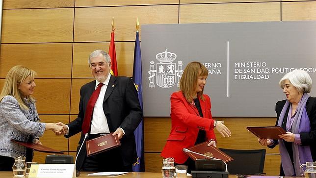 Leire Pajín anuncia una ley que regulará los servicios de atención al cliente