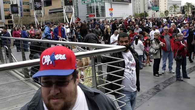 Una persona con un cuchillo irrumpe en el Staples Center