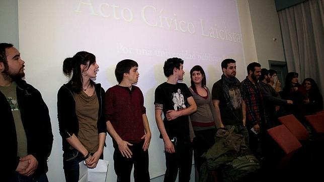 Veinte colectivos apenas reúnen a 200 personas contra las capillas