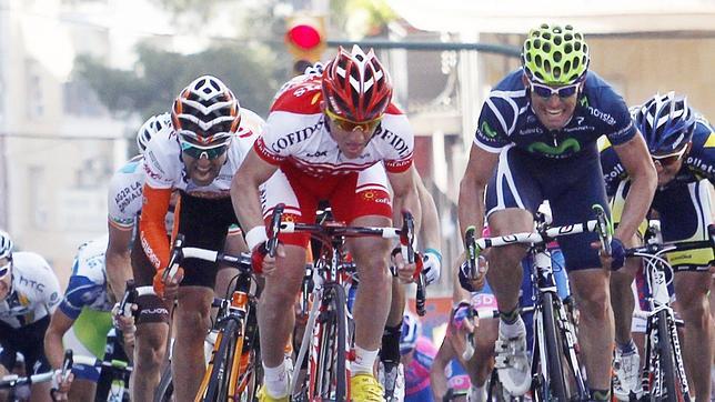 Rojas logra al fin la victoria y Contador se mantiene líder