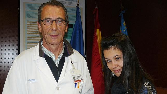 Una joven con hipoacusia recibe la primera audioprótesis invisible de España