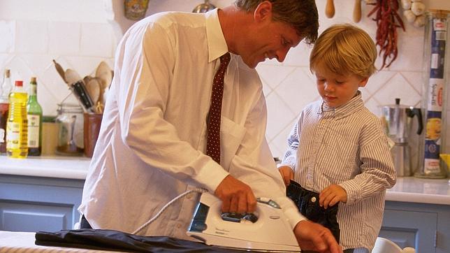 Sólo un 6% de los hombres reduce su jornada laboral para cuidar a sus hijos